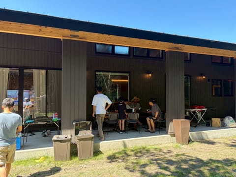 BBQテラスでくつろぐゲスト