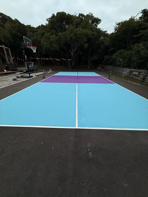 夕暮れにイルミネーションが灯るピックルボールコート
